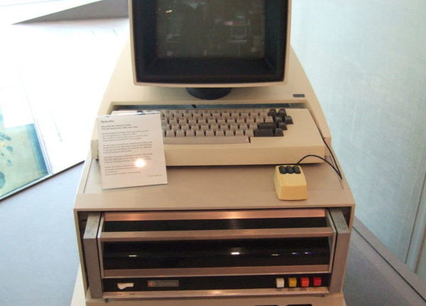 1200px-Xerox_Alto_mit_Rechner